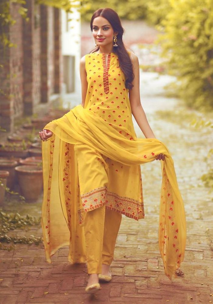 Top 10 Traditional Dresses of India | A Listly List